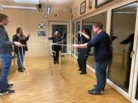 Teilnehmer spielen gemeinsam ein Geschicklichkeitsspiel mit Seilen