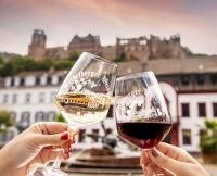 The Heidelberg Wine Village on Karlsplatz (Photo: Tobias Schwerdt) Red and white wine glass in front of Heidelberg Castle