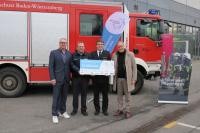 Michael Förderer, Mathias Imming, Johannes Hoffmann und Oberbürgermeister Eckart Würzner mit Spendenscheck