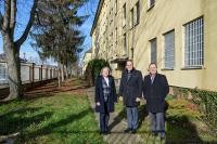 Oberbürgermeister Dr. Eckart Würzner (Mitte) mit Dagmar Winterer (Stellvertretende Leiterin des Amts für Wirtschaftsförderung) und dem Geschäftsführer der Heidelberger Dienste gGmbH, Wolfgang Schütte, vor dem künftigen Ausbildungshaus an der Römerstraße. (Foto: Rothe)