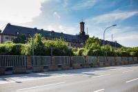 Die circa 150 Betonblumenkübel vor dem ehemaligen Hauptquartier der US-Armee in der Römerstraße werden ab Herbst 2016 entfernt. (Foto: Dittmer) Die circa 150 Betonblumenkübel vor dem ehemaligen Hauptquartier der US-Armee in der Römerstraße werden ab Herbst 2016 entfernt. (Foto: Dittmer)