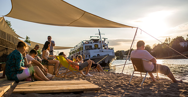 People relaxing on the Neckarlauer (Photo: Dittmer)