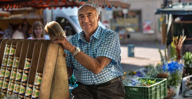 A beekeeper selling his honey. (Photo: Diemer)