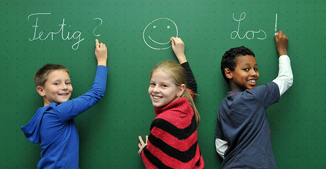 Children in front of a school board (Photo: Dorn) Children in front of a school board (Photo: Dorn)