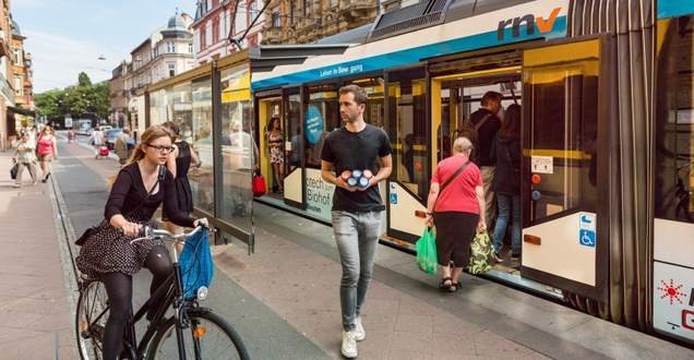 In Heidelberg, the distances are short. (Photo: Diemer) Pedestrian, cyclist and tram at the Brückenstraße stop in Heidelberg. (Photo: Diemer)