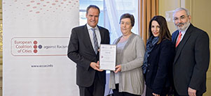 Heidelberg is presented with a certificate confirming its membership of the European Coalition of Cities against Racism (Photo: Rothe) Heidelberg is presented with a certificate confirming its membership of the European Coalition of Cities against Racism (Photo: Rothe)