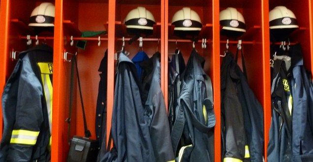 Spinde mit Feuerwehrjacken und Helmen
