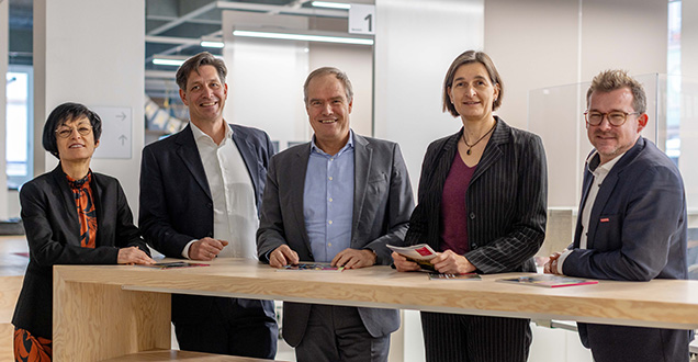 The political leadership of the City of Heidelberg is in the hands of the Mayor Eckart Würzner and four full-time Deputy Mayors. From left: Deputy Mayor Stefanie Jansen, First Deputy Mayor Jürgen Odszuck, Mayor Eckart Würzner, Deputy Mayor Martina Pfister, Deputy Mayor Raoul Schmidt-Lamontain (Photo: Dittmer) At the bar table from left: Deputy Mayor Stefanie Jansen, First Deputy Mayor Jürgen Odszuck, Mayor Eckart Würzner, Deputy Mayor Martina Pfister, Deputy Mayor Raoul Schmidt-Lamontain