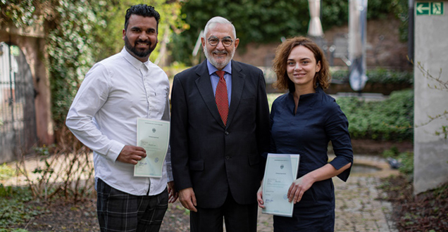 Two new citizens with deputy mayor Wolfgang Erichson