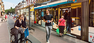 In Heidelberg, the distances are short. (Photo: Diemer) Pedestrian, cyclist and tram at the Brückenstraße stop in Heidelberg. (Photo: Diemer)