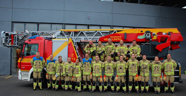 Gruppenaufnahme der Wachabteilung 3 vor einer Drehleiter