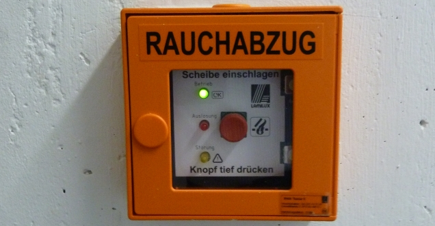 Rauchabzugstaster (Foto: Feuerwehr Heidelberg) Der Taster zur Betätigung des Rauchabzuges steht symbolisch für die Forderungen die der Vorbeugende Brandschutz stellt, um Feuer möglichst zu vermeiden und einzudämmen.
