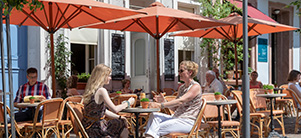 Two women sitting in a coffee shop in the Old Town (Photo: Dorn)
