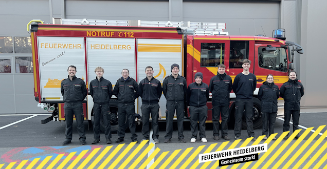 Gruppenfoto der Teilnehmer Truppführerlehrgang. Im Hintergrund ein Feuerwehrfahrzeug.