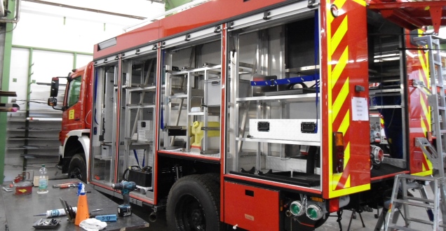 Ein Feuerwehrfahrzeug im Rohbau