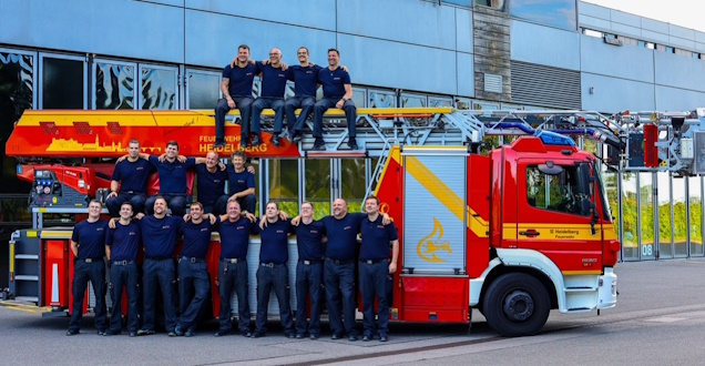 Gruppenaufnahme der Wachabteilung 2 vor einer Drehleiter