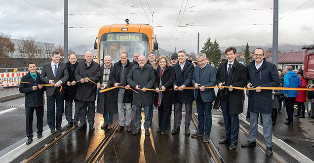 Feierliche Eröffnung der neuen Straßenbahntrasse über die Brücke über die A 5. (Foto: Nikola Haubner)